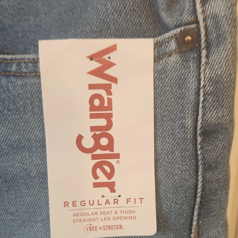 Wrangler Men's Light Washed  Blue Straight Leg Regular Fit Jeans Size 38x29